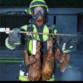 Feuerwehrler retten mehrere Kilo geräuchertes Fleisch
