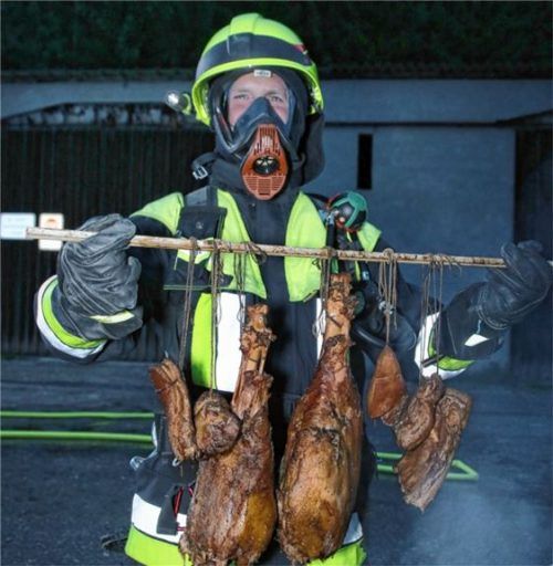 Die „Brandursache“: geräucherte Fleischstücke. Fotos fib