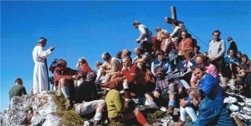 Die Einweihung des Kreuzes am 17. September 1978 durch Pfarrer Werner Giglberger.Foto  Brandl