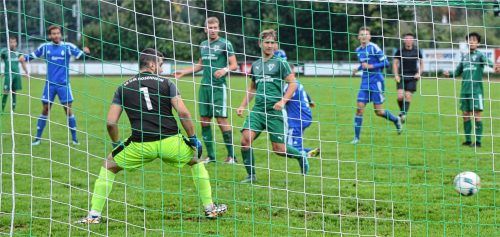 Die Entscheidung im Josef-März-Stadion: Der Ball flitzt zum Deisenhofener Siegtreffer ins Rosenheimer Gehäuse.Foto Ruprecht
