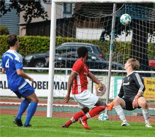 Die Entscheidung in Raubling: Westerndorfs Manuel Weimann (Mitte) erzielte hier das dritte Tor.Foto Ruprecht