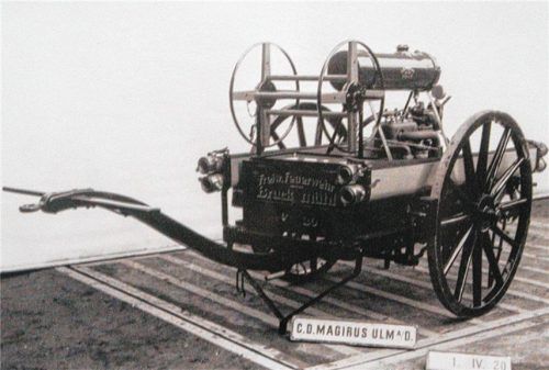 Die fahrbare Magirus-Motorspritze.