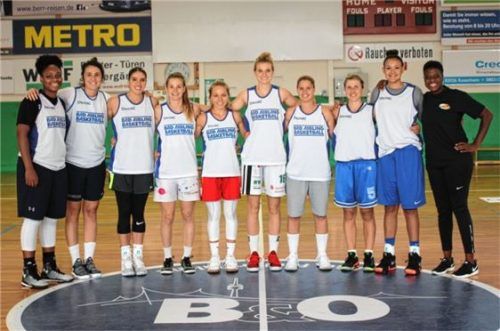 Die Firegirls 2018/19: Von links Destinee Young, Lindsay Sherbert, Lauren Engeln, Cyrielle Recoura, Lena Bradaric, Alina Hartmann, Sandra Wimmer, Liisi Sokman, Shalen Shaw, Ciara Iglehart (Coach).