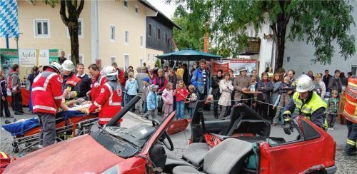 Die freiwillige Feuerwehr und das Bayerische Rote Kreuz führten am Aktionstag in Rohrdorf eine Rettungsübung durch.