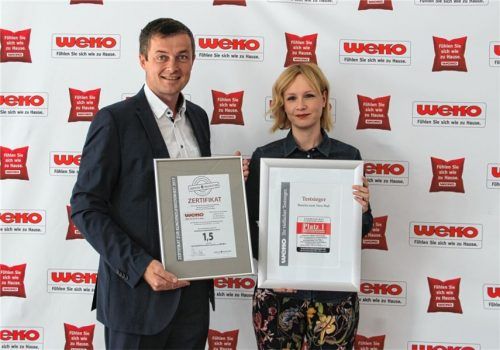 Die Geschäftsleitung Helmut Greimel mit dem Zertifikat Service-Inspektor und YvonneKossack-Reder mit der Auszeichnung für den Rosenheimer Kundenspiegel.
