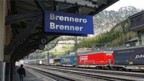 Die Güterzüge erreichen derzeit nur oberirdisch den Bahnhof Brenner. Wenn der Brennerbasistunnel in Betrieb ist, soll sich das Aufkommen der Gütertransporte deutlich erhöhen, die vom Inntal aus über die Alpen führen.Foto dpa