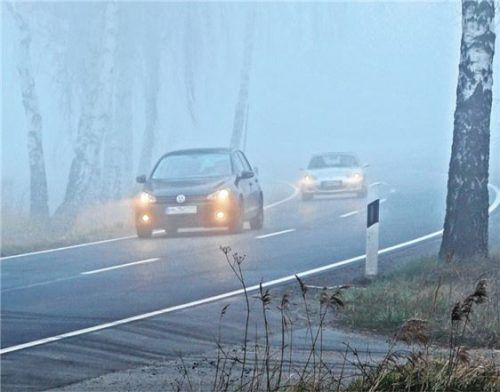 Die Hauptursachen für Unfälle im Nebel sind zu hohe Geschwindigkeit und ein zu geringer Sicherheitsabstand. Foto  djd/HDI