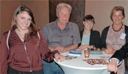 Die in Ruhpolding aufgewachsene Lucia Knollhuber (Zweite von rechts) führt auch bei der Fortsetzung ihres Kurzfilms „Wölfe“ Regie. Der zweite Teil heißt „Nachzehrer“. Mit auf dem Foto sind Produzentin Christine Duttlinger (links), ebenfalls von der Filmakademie Baden-Württemberg, sowie der Regisseur des Salztheaters Traunstein und der Jungen Chiemseer Bühne, Gerhard Brusche, und Doris Biller von der Theater-Strickerei Grabenstätt. Das Foto entstand vor gut einem Jahr in Grabenstätt. Foto Archiv Müller