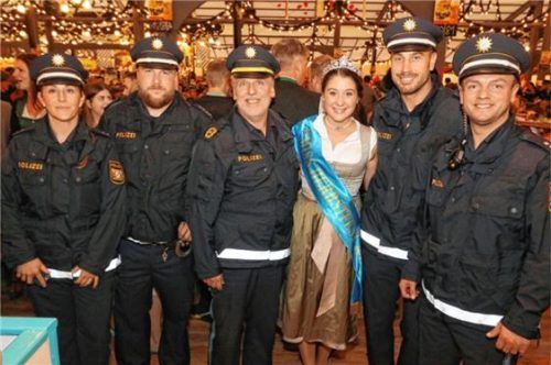 Die Miss Herbstfest, Regina Schuhmacher, und Polizeipräsident Robert Kopp (Dritter von links) sowie sein Team von der Wiesnwache freuen sich über eine insgesamt auch in puncto Sicherheit gut verlaufene Wiesn 2018. Foto Stuffer