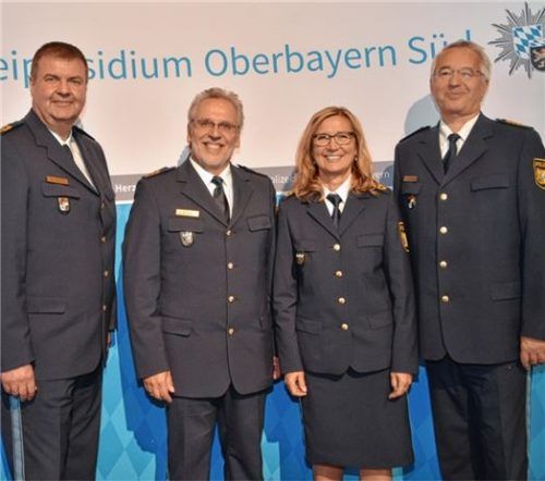 Die neue Vizepräsidentin Eva Schichl mit (von links) Harald Pickert, neuer Inspekteur im Innenministerium, Polizeipräsident Robert Kopp und Landespolizeipräsident Professor Dr. Wilhelm Schmidbauer. Foto  Schlecker