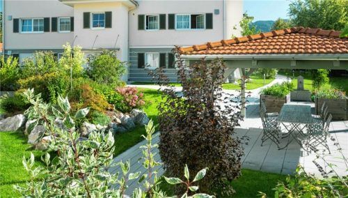 Die Parkanlage des Aicherpark-Chiemsee besitzt verschiedene Begegnungsorte wie einen Gartenpavillon.Foto Berger