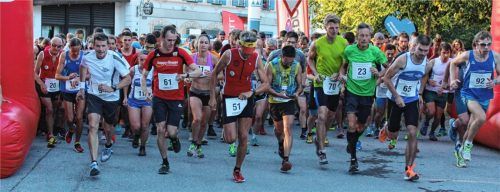 Die Sieger beim Heuberglauf hatten bereits beim Start die Poleposition eingenommen: Mit der Startnummer 61 setzte sich Florian Zeisler gleich an die Spitze des Läuferfeldes, noch leicht vor ihm mit Startnummer 65 Marco Kunst und mit Nummer 92 Michael Eder (rechts). In der zweiten Reihe ist mit Startnummer 81 Ramona Niederreuther (rechts neben Zeisler), die als zweite Frau durch das Ziel ging.Fotos Steffenhagen