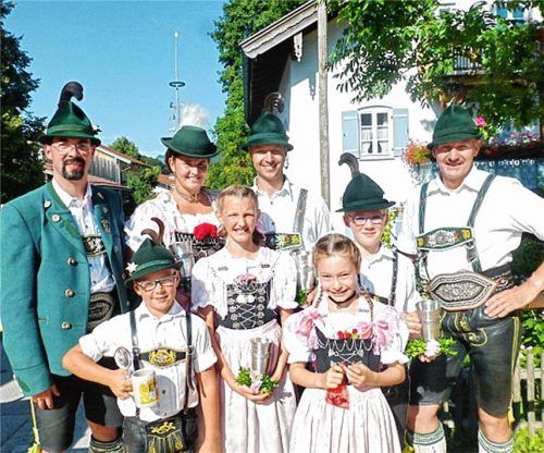 Die Sieger des Preisplattelns aus den verschiedenen Altersklassen. Foto hö