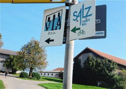 Die Tafel am Wertacher Ortsschild zeigt Richtung Augsburg, der Stadt an (Lech und) Wertach, an der Via Julia. Foto Höfer