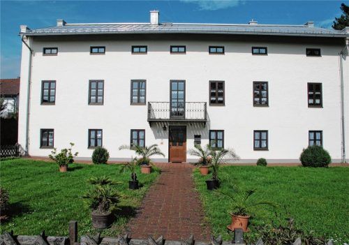 Die Zukunft des sanierungsbedürftigen Pfarrhauses sorgt derzeit für viele Diskussionen in Aschau.Foto  Pfarrei