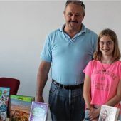 <p>Die zwölfjährige Leonie Eisenmann erhielt bei der Verlosung durch Bürgermeister Peter Kloo die Eintrittskarten für das Theater für Kinder in München.Fotos ge</p>