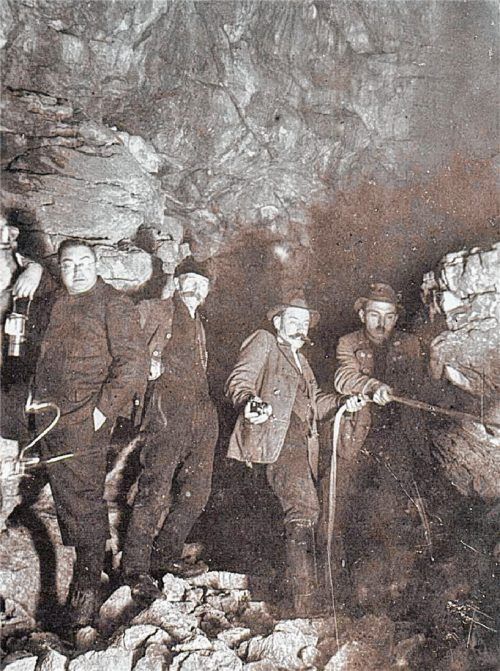 Diese historische Aufnahme zeigt eine Höhlenerkundung einer Männergruppe im Laubensteingebiet um das Jahr 1920. Foto Hötzelsperger, re