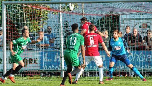 Diesen Kopfball von Aleks Petrovic konnten die Eichstädter noch abwehren, ehe Sammy Ammari zum Ausgleich traf.