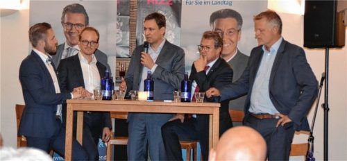 Diskussion um die Digitalisierung, die auch die Teilnehmer teils nachdenklich stimmte: Daniel Artmann (CSU), Unternehmer Anton Kathrein, Staatsminister Georg Eisenreich, MdL Klaus Stöttner, OVB-Verlagsleiter Stefan Reining. Foto re