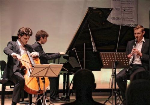 Drei Spitzenmusiker bestritten das dritte Konzert der Traunsteiner Sommerkonzerte: Der Cellist Gabriel Schwabe, der Pianist Nicholas Rimmer und der Klarinettist Blaž Šparovec.