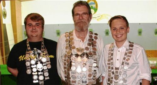 Dürfen die glänzenden Königsketten tragen (von links): Josef Fischer, Birker Seyffarth und Helmut Lechner. Foto re