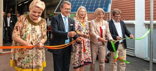 Durchschnitten das Band: Oberbürgermeisterin Gabriele Bauer, Landtagsabgeordneter Klaus Stöttner, Ursula Großmann-Böhnisch, Vorstandsvorsitzende des Lehrinstitutes Rosenheim, Professorin Silke Stanzel, Dekanin der Fakultät für Angewandte Natur- und Geisteswissenschaften, und der Präsident der Hochschule, Professor Heinrich Köster.Fotos Thomae