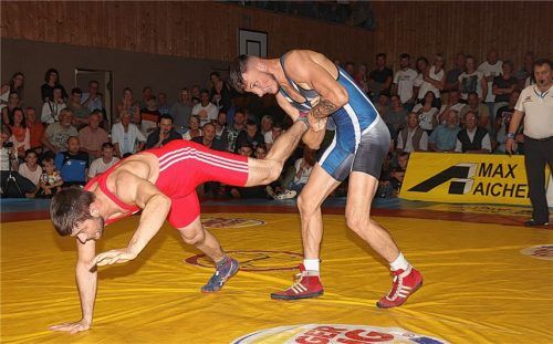 Eduard Tatarinov (blaues Trikot) besiegte Ex-Bundesliga-Ringer Markus Fürmann.Foto wz