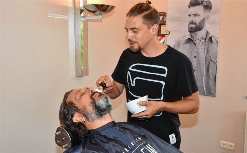Ein bisschen Wellness für den Mann: Bartpfleger André Fischer in Aktion. Foto Schlecker