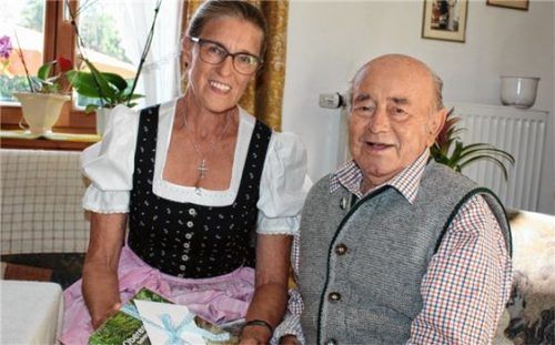 Ein Buch hatte Marianne Steindlmüller dem Jubilar Horst Wagner als Geschenk der Gemeinde mitgebracht. Foto re