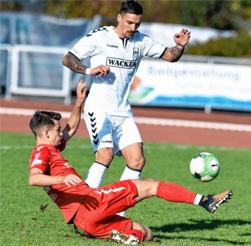 Ein Duell, das es heute sicher auch wieder geben wird: Wiggerl Räuber (vorne) gegen den Ex-Sechziger Danijel Majdancevic. Foto  Ziegler