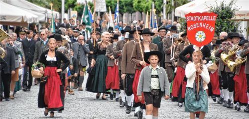 Ein farbenfroher Festzug setzte sich nach dem Gottesdienst in Bewegung.Fotos Schlecker (2), Ruprecht (2), Reisner (1)