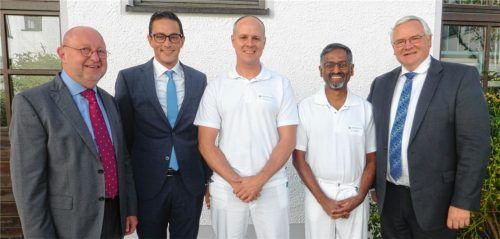 Ein medizinisches Führungsduo, das eigentlich als Trio in die Zukunft startet.Von links: Geschäftsführer Elmar Kuhn, sein künftiger Nachfolger Simon Leicht, Chefarzt Dr. Florian Paulitsch und sein Chefarzt-Kollege Dr. Chakravarthy U. Dussa sowie Bartholomäus Brieller, Vorstandsvorsitzender der Katholischen Jugendfürsorge (Träger).Foto knothe