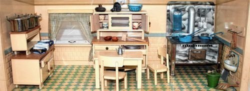 Ein Schnäppchen beim Raritätenflohmarkt der Städtischen Galerie: die Puppenstube aus der Jahrhundertwende