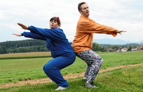 Ein Traumpaar im Bewegungsmodus: Seit 20 Jahren lacht die Region über die Sketche von „Steckerlfisch und Schlagsahne“. Auch die Münchner lachen sich schief über ihre Einfälle. Foto ammelburger