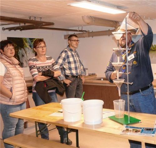Eine besondere Attraktion ist im Keller von „Haus Anni“ die „Wasserschule“ (linkes Bild): Jedes Kind kann hier seinen eigenen Schlamm produzieren. Erst musste eine Feuerstelle im Freien errichtet werden – dann gibt es das beliebte „Stockbrot“.Fotos bac