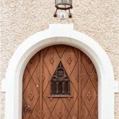 <p>Eine der historischen Türen – alle sind in ihrer Form einzigartig gestaltet.</p>