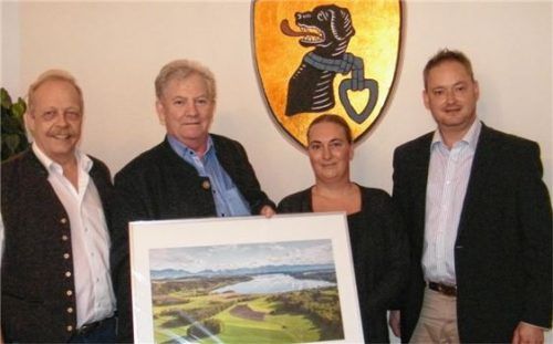 Eine große Fotografie gab‘s für Josef Aß (Zweiter von links) von (von links) Wolfgang Kirner, Melanie van Lengen und Martin Mühlnickel.