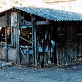 <p>Eine Holzlege zu Beginn der Sanierungsarbeiten. Die Arbeitersiedlung konnte so vor dem Verfall gerettet werden.</p>