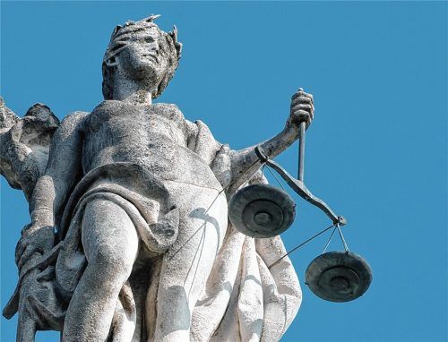 Eine Justitia-Statue steht auf dem Dach des Justizpalastes in München.Foto dpa