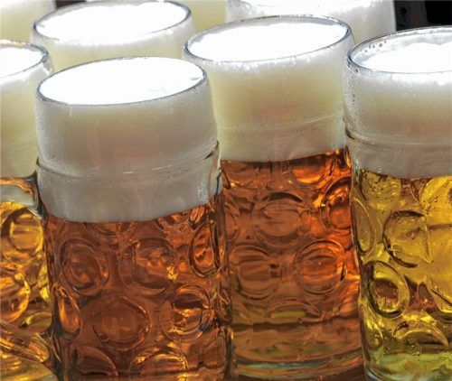 Eine Mass Bier für maximal 8,84 Euro: Markus Kern (23) aus Bad Aibling hat die Online-Petition „Mindestlohn-Mass“ gestartet. Foto dpa/privat