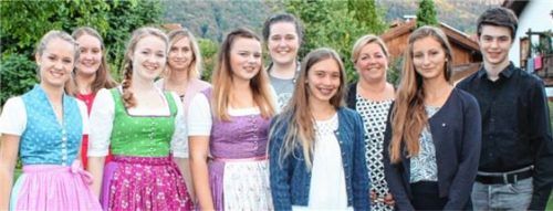Empfang: Susanne Grandauer (Dritte von rechts) ehrte (von links) Anna-Lena Bauer, Milena Moser, Magdalena Hiehler, Barbara Meuser, Franziska Kühn, Sophia Rottmüller, Sabrina Gödel, Katharina Lerch und Stefan Skalsky. Foto stv