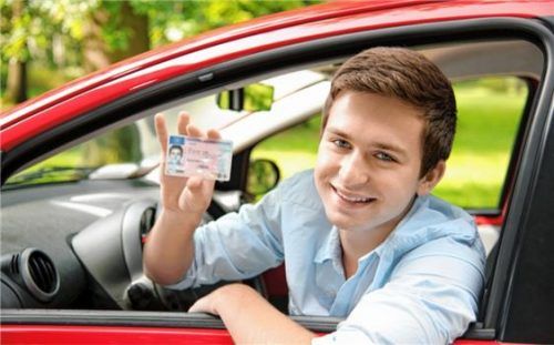 Endlich den Führerschein und ein eigenes Auto. Doch nicht selten schmälert der Blick auf den Beitrag für die Kfz-Versicherung die Freude über die neu erworbene Mobilität. Foto  djd/www.DEVK.de/Alexander Raths - stock.adobe.com