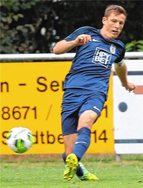 Er kann es auch mit dem Fuß, auch wenn Dominik Haas gegen Karlsfeld zweimal per Kopf traf. Foto Butzhammer