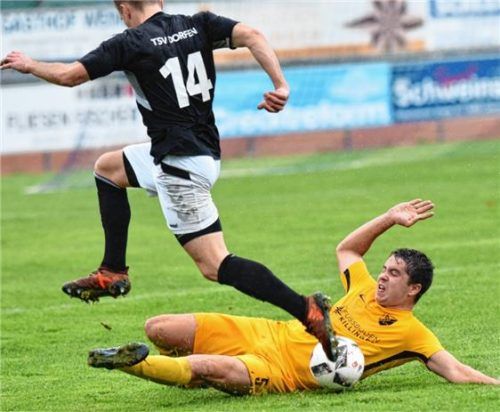 Erfolgreicher Einsatz von Christoph Bott gegen Dorfens Benedikt Hönninger.Foto Ziegler