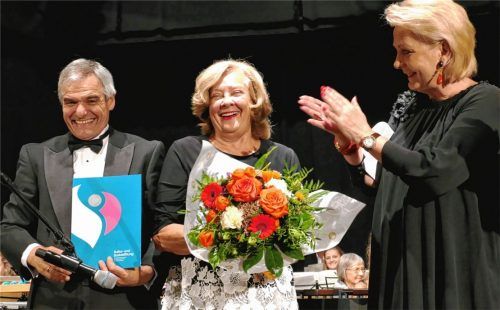 Erfreut nehmen Rainer Heilmann und Lonika Herzog den Musikpreis entgegen, applaudiert von Oberbürgermeisterin Gabriele Bauer. Foto Janka