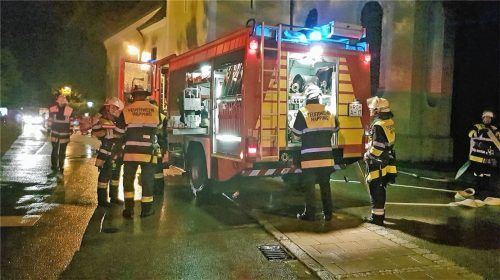 Erleichterung bei den Einsatzkräften der Feuerwehr: Der gemeldete Dachstuhlbrand an der Kirche Heilig Kreuz entpuppte sich als Fehlalarm.Foto Reisner