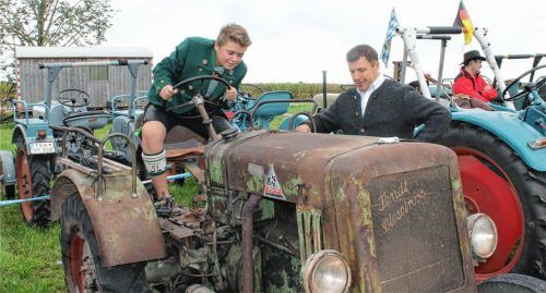 Etwas beigesteuert zum Bulldogtreffen, mit dem das 40-Jährige der Truchtlachinger Goaßlschnalzer gefeiert wurde, hatte auch Bürgermeister Bernd Ruth: seinen Fendt-Schlepper aus dem Baujahr 1949.Foto ga