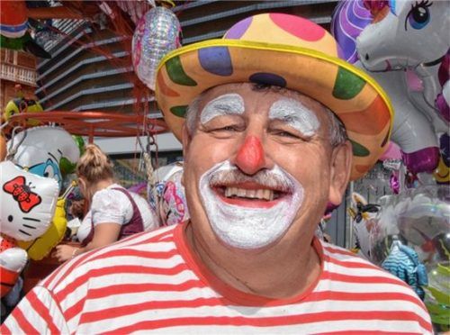 Familienfreundlicher Ballonclown: Rudi Balloni ist auf dem Rosenheimer Herbstfest bestens bekannt.Foto  Schlecker