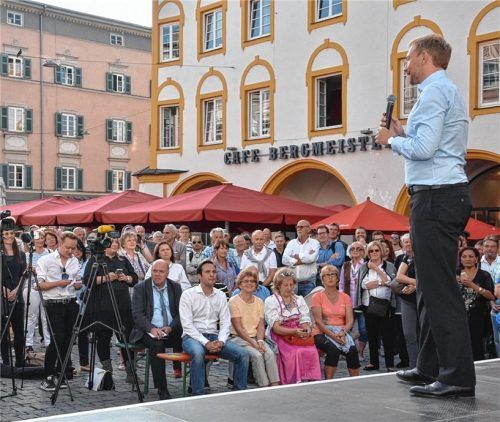 FDP-Bundesvorsitzender Christian Lindner warb gestern Abend in der Rosenheimer Fußgängerzone für die politischen Positionen seiner Partei.