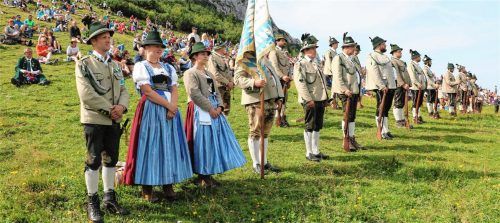 Fester Bestandteil des Jahreskalenders für die Aschauer Gebirgsschützen: die Gedenkmasse an der Kampenwand. Foto Hötzelsperger